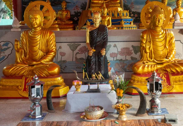 Wang Saen Suk Ana Dua Salonundaki merkez heykellerin kapatılması — Stok fotoğraf