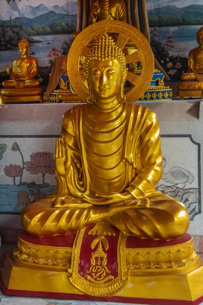 Primer plano del Bodhisattva en la Sala de Oración Principal de Wang Saen Suk mona — Foto de Stock