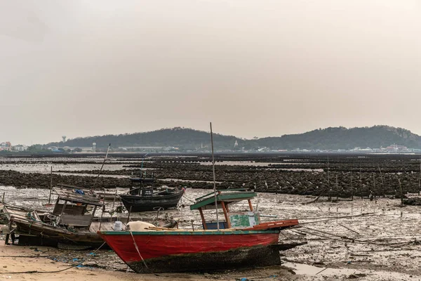 Malé ztroskotané šalupy a ústřicové záhony v Ban Bai Bua, Thajsko. — Stock fotografie