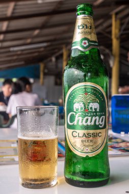 Ban Bai Bua, Tayland 'da Chang birası şişesi ve cam yakın plan..