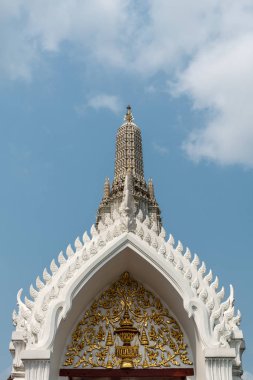 Bangkok Tayland 'daki Şafak Tapınağı' nın ana kalesi ile Gable..