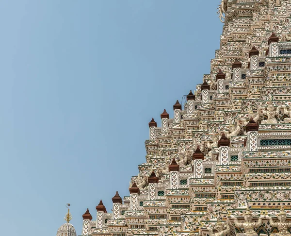 Escalera estilo arquitectura de Temple of Dawn, Bangkok Tailandia . —  Fotos de Stock