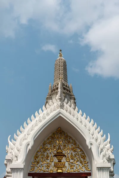 Gable con la guglia principale del tempio di Dawn, Bangkok Thailandia . — Foto Stock