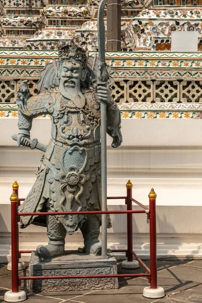 Estatua de guerrero de estilo chino en Temple of Dawn, Bangkok Tailandia —  Fotos de Stock