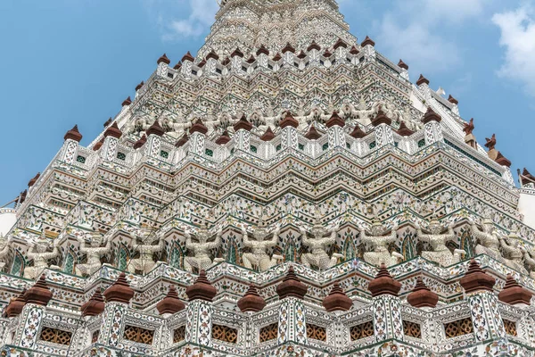 Vista de ojo de pez de detalle del flanco del Templo del Amanecer, Bangkok Thai —  Fotos de Stock