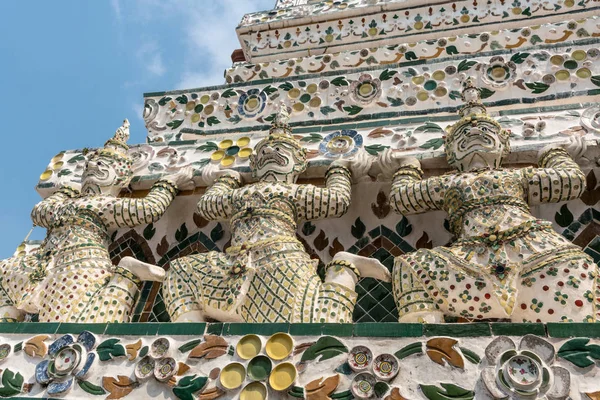 Detail of flank of Temple of Dawn shows statues, Bangkok Thailan — ストック写真