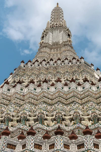 Fish eye view of flank of Temple of Dawn, Bangkok Thailand. — Stock Photo, Image