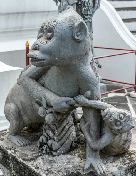Μαϊμού με άγαλμα απογόνων στο Ναό της Αυγής, Μπανγκόκ Ταϊλάνδη — Φωτογραφία Αρχείου