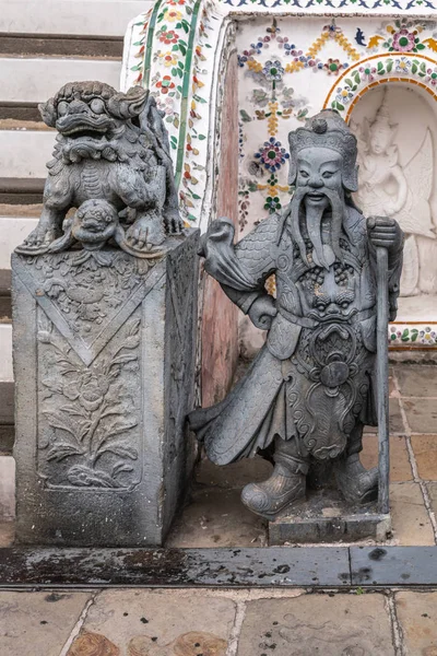 Mini estatua de guerrero de estilo chino en Temple of Dawn, Bangkok Tha — Foto de Stock