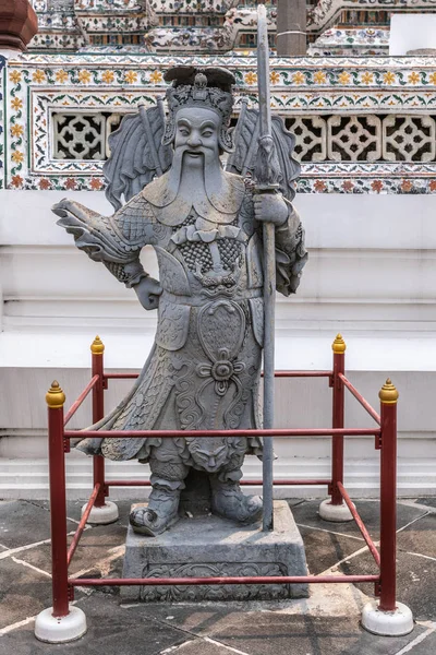 Estatua guerrera amistosa de estilo chino en Temple of Dawn, Bangkok —  Fotos de Stock