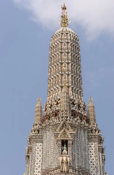 Close up of top of Main Spire of Temple of Dawn, Bangkok Thailand — стоковое фото