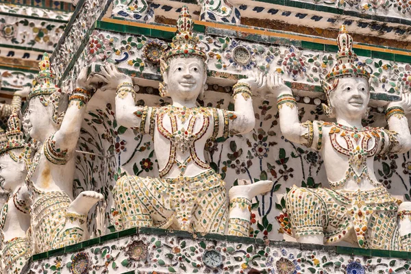 Detail of corner of Temple of Dawn shows statues, Bangkok Thaila — ストック写真