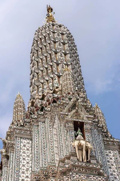 Primer plano de la parte superior lateral de la aguja principal del templo del amanecer, Bangkok Tha —  Fotos de Stock