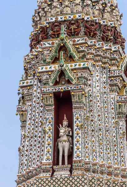 Homem na estátua do cavalo situado na torre no Templo da Alvorada, Bangkok Thai — Fotografia de Stock