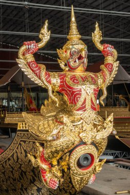 Merkezden uzaktaki Krut Hern Het Mavnası 'ndaki Figurehead' e bakın.