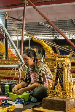 Kadın Kraliyet Mavnası, Bangk için boyut ve rengine göre değerli taşlar seçer.