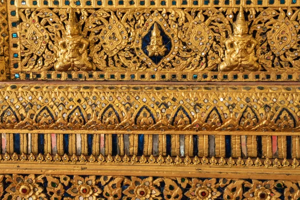 Closeup of goldem dekorace na královské kabině bárky, Bangkok T — Stock fotografie