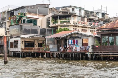 Chao Phraya Nehri, Bangkok Thail yakınlarındaki fakir evlerde çamaşırhane