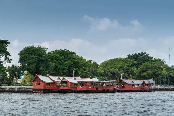 バンコクチャオプラヤー川の浮彫群タイ. — ストック写真
