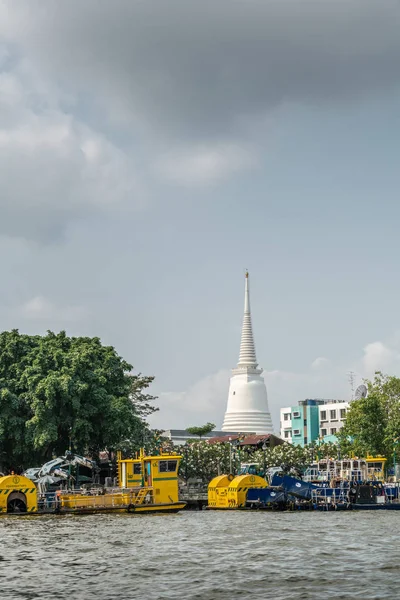 Wat Prayurawongsawat witte torenspits op Chao Phraya River, Bangkok T — Stockfoto