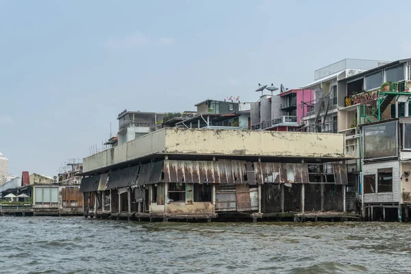 Almacén y viviendas a lo largo del río Chao Phraya, Bangko —  Fotos de Stock