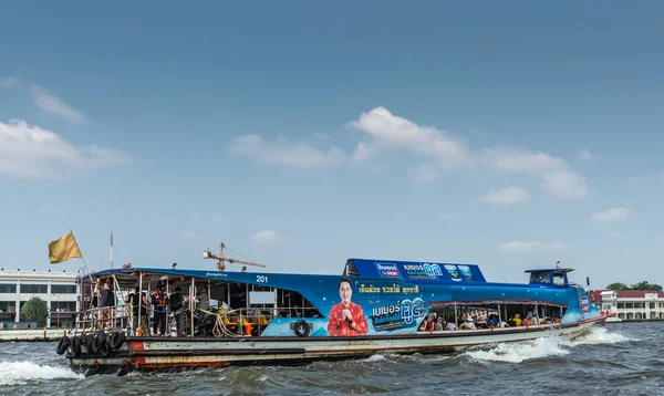 Fast ferry on Chao Phraya River, Μπανγκόκ Ταϊλάνδη. — Φωτογραφία Αρχείου