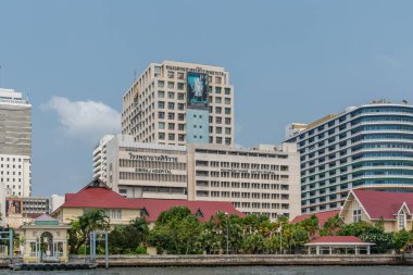 Siriraj hastane binası ve Chao Phray boyunca kırmızı çatılı evler.
