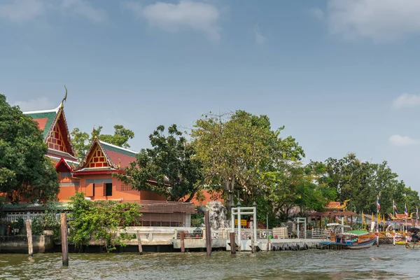 Wat Suwannaram Ratchaworawihan langs het Bangkok Noi Canal, Bangkok — Stockfoto