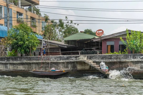 男はバンコクから小さなボートを持ち上げる｜Noi Canal, Bangkok Thailand. — ストック写真