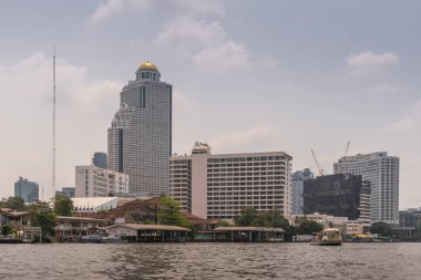 Chao Phraya Nehri boyunca üç otel kulesi, Bangkok Tayland.