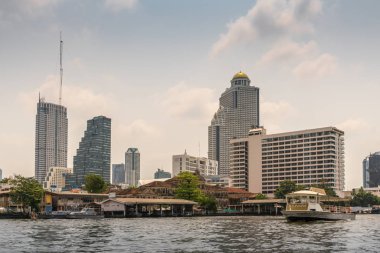 Chao Phraya Nehri, Bangkok yakınlarındaki Eski Gümrük Binası civarındaki kuleler