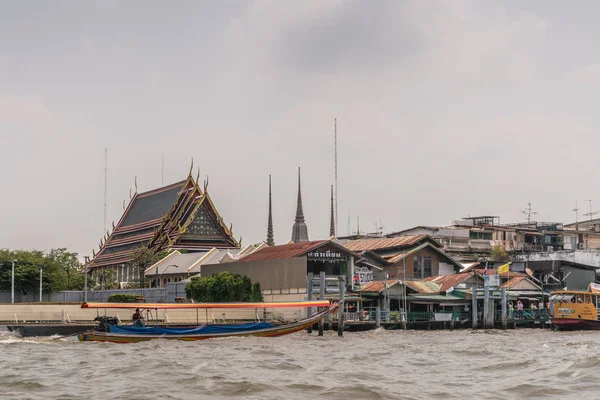 Markt en slechte huisvesting als buren van Grand Palace langs Chao — Stockfoto