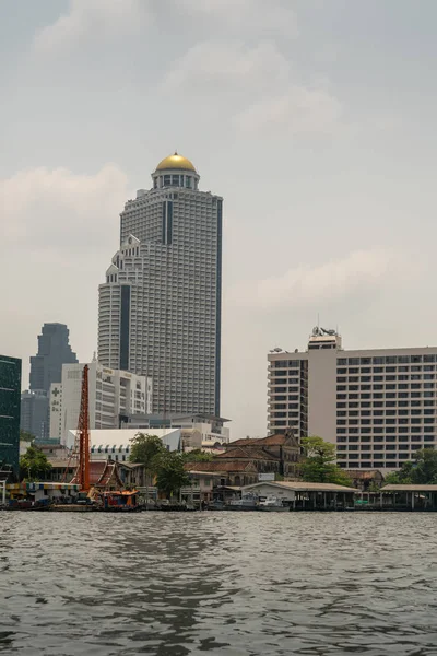 Гостиница "Фауа" в государственной башне вдоль реки Чао Прайя, Бангкок, Таиланд — стоковое фото
