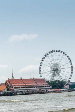 Wat Rajsingkorn ve Chang Dönme dolabı Chao Phraya Nehri boyunca, 