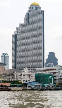 Chao Phraya Nehri yakınlarındaki Devlet Kulesi 'ndeki Lebua Otel' in kapatılması, B
