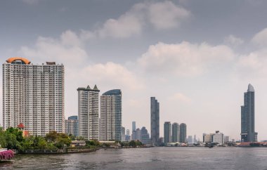 Rama Iii karayolu köprüsünden Chao Phraya Nehri 'nin yukarısına bakıyorum., 