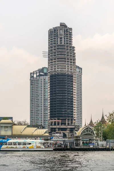 Mekhala atterra a Wat Yannawa lungo il fiume Chao Phraya, Bangkok — Foto Stock