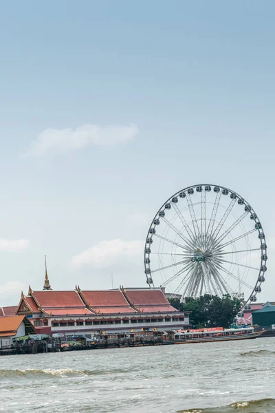 Wat Rajsingkorn en Chang Ferris Wiel langs Chao Phraya Rivier, — Stockfoto