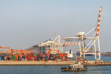 Laem Cha 'da konteyner kutuları ve çok sayıda konteyner vinci var.