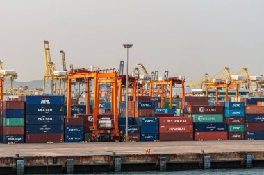 Laem Chabang Thail 'de nakliye konteynırları ve taşıyıcılar.