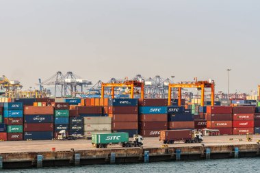 Laem Chabang Thailan 'daki nakliye konteynırları ve kamyonları.