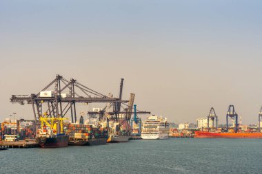 Laem Chabang Tayland 'da birkaç konteynır gemisi var..