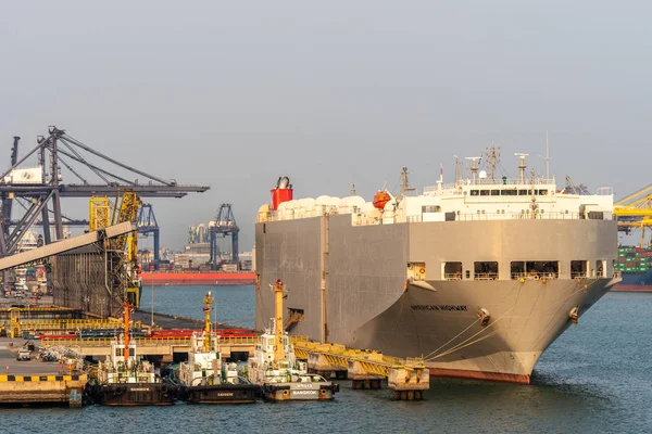 Vista frontal del barco Gray American Highway en Laem Chaban — Foto de Stock