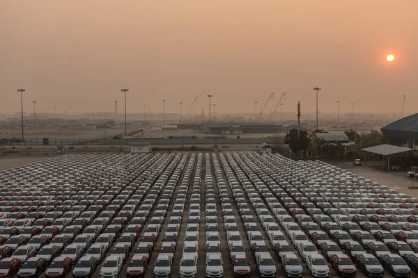 Salida del sol sobre el estacionamiento con miles de nuevos coches Dodge en Laem Ch — Foto de Stock