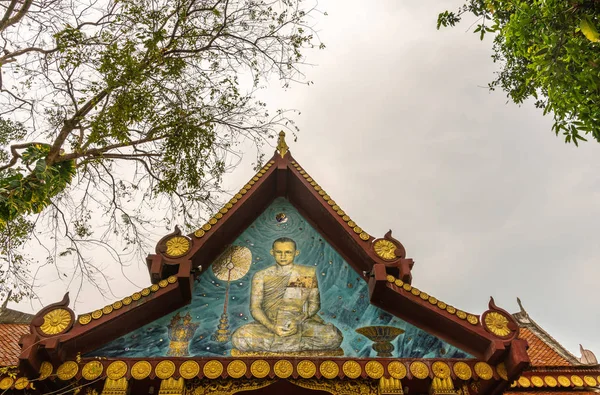 Gable mostrando la imagen del monje Luang Por Daeng en la isla de Ko Samui , —  Fotos de Stock