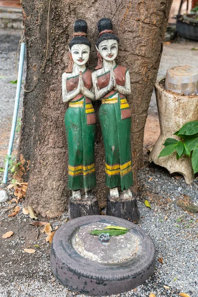 Esculturas de madera con mesa de ofrenda en la isla de Ko Samui, Thaila — Foto de Stock