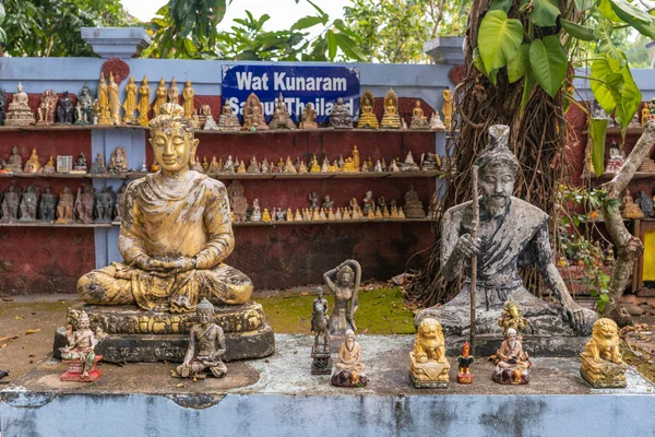 Adományozott buddhista témájú szobrok polcai a Ko Samui templomban — Stock Fotó