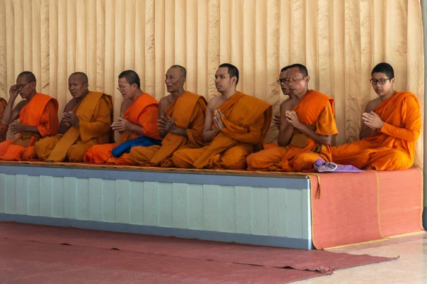 Row of praying Buddhist monks on Ko Samui Island, Thailand. — Stock Photo, Image