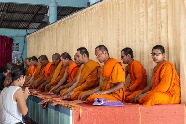 Ko Samui I 'de dua eden Budist rahiplerin önünde dindarlar. — Stok fotoğraf