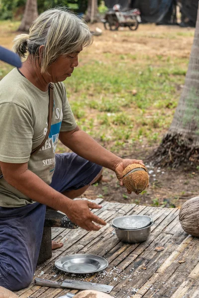 Fase três: corte pela metade do coco colhido na ilha Ko Samui, Thail — Fotografia de Stock